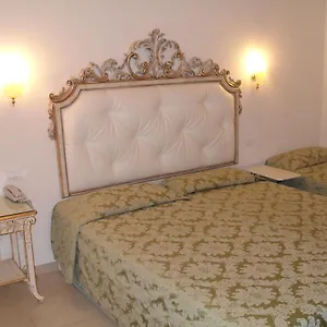 Residenza Due Torri Check In Presso Vicolo Cattani 7 Bolonya